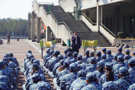 物理学院领导慰问2025级军训新生